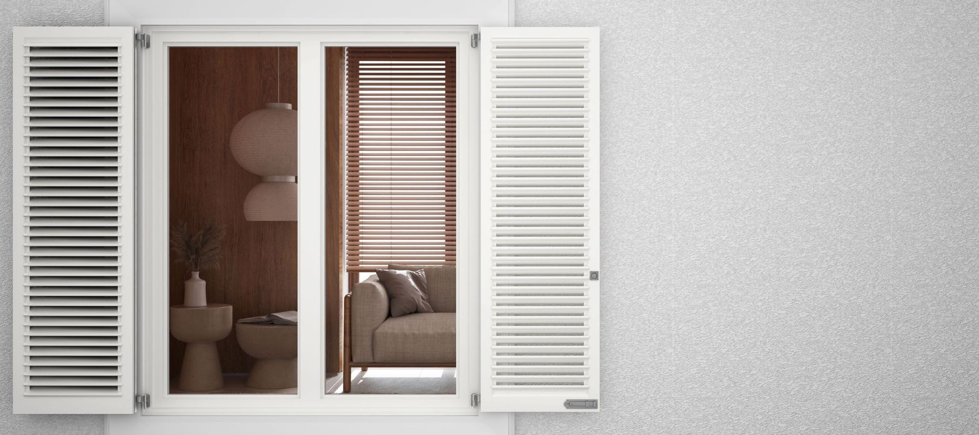 Weißes Fenster mit Fensterläden von außen
