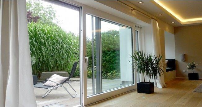 Große Glastür mit Zugang zur Terrasse